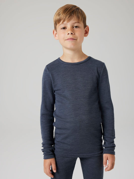 Blå ull tröja till pojke och flicka. Merinoull när den är som bäst. Underställ till tjej och kille från Name it. Barnkläder ull underställströja.
NKNWAX WOOL RIB LS TOP
13242139
