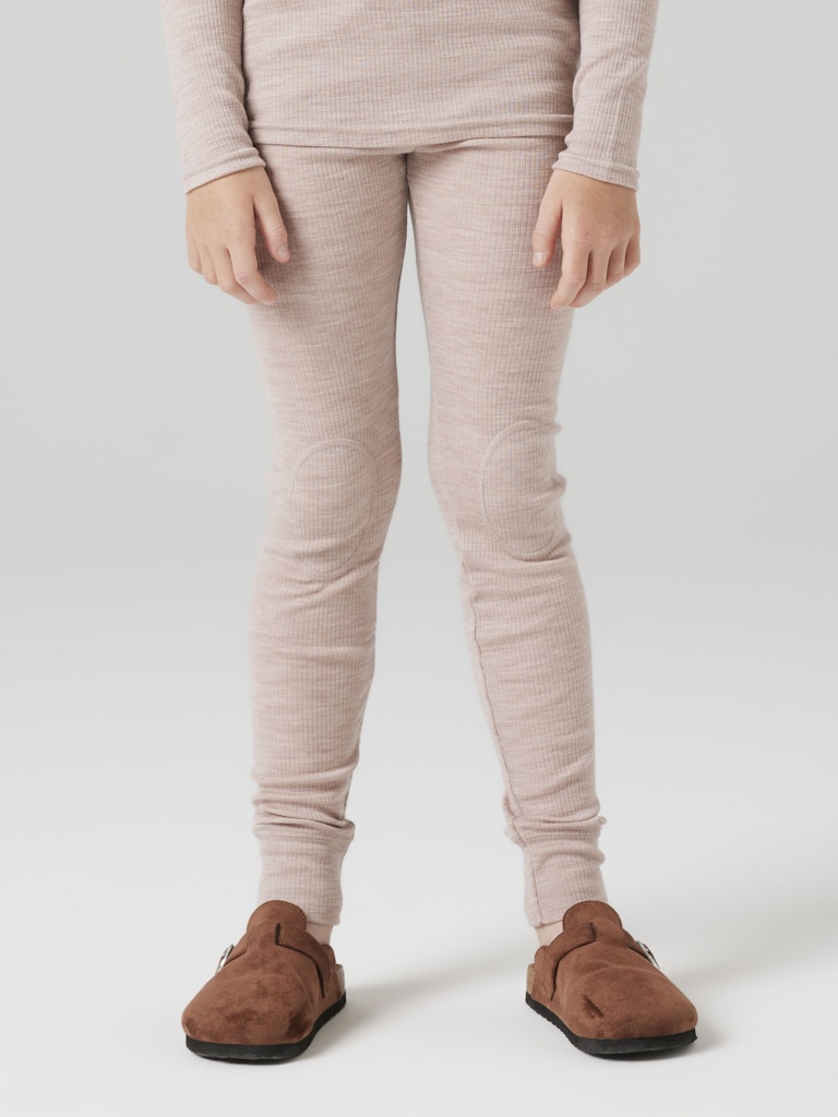 Rosa långkalsonger till flicka. Underställ byxor i merinoull från Name it. Ull leggings till tjej, Ullkläder till barn.
NKNWAX WOOL RIB LEGGINGS
13242138