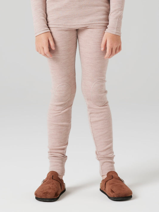 Rosa långkalsonger till flicka. Underställ byxor i merinoull från Name it. Ull leggings till tjej, Ullkläder till barn.
NKNWAX WOOL RIB LEGGINGS
13242138