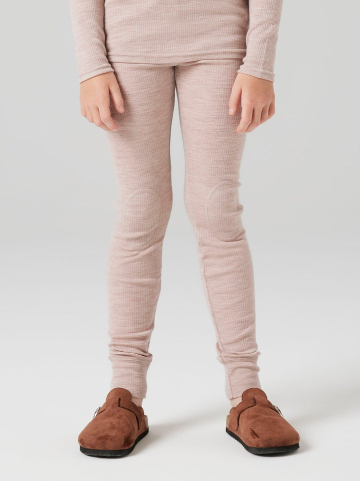 Rosa långkalsonger till flicka. Underställ byxor i merinoull från Name it. Ull leggings till tjej, Ullkläder till barn.
NKNWAX WOOL RIB LEGGINGS
13242138