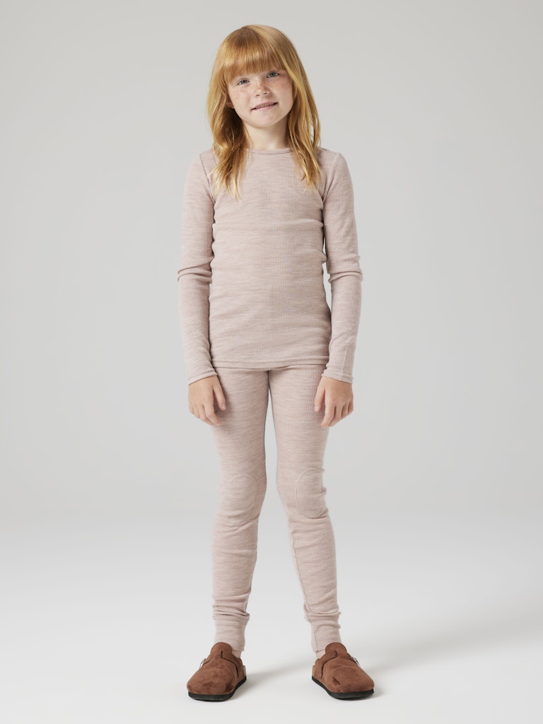 Rosa långkalsonger till flicka. Underställ byxor i merinoull från Name it. Ull leggings till tjej, Ullkläder till barn.
NKNWAX WOOL RIB LEGGINGS
13242138