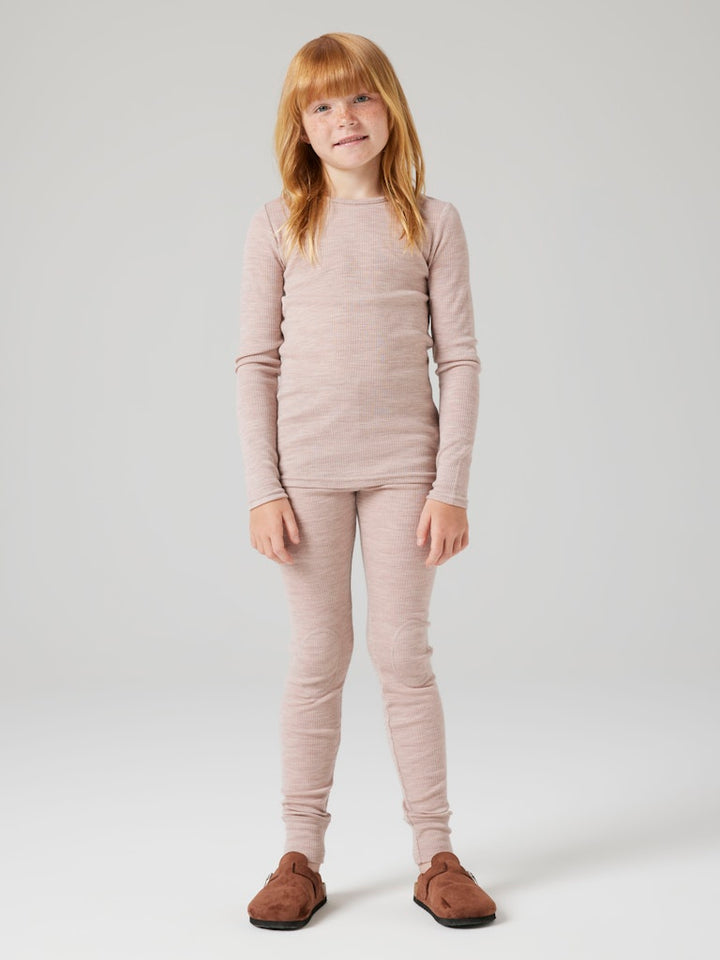 Rosa långkalsonger till flicka. Underställ byxor i merinoull från Name it. Ull leggings till tjej, Ullkläder till barn.
NKNWAX WOOL RIB LEGGINGS
13242138