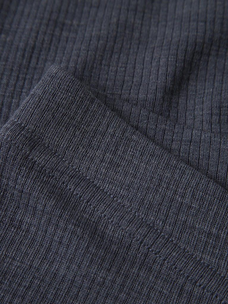 Blå långkalsonger till flicka och pojke. Underställ byxor i merinoull från Name it. Ull leggings till tjej och kille, Ullkläder till barn.
NKNWAX WOOL RIB LEGGINGS
13242138