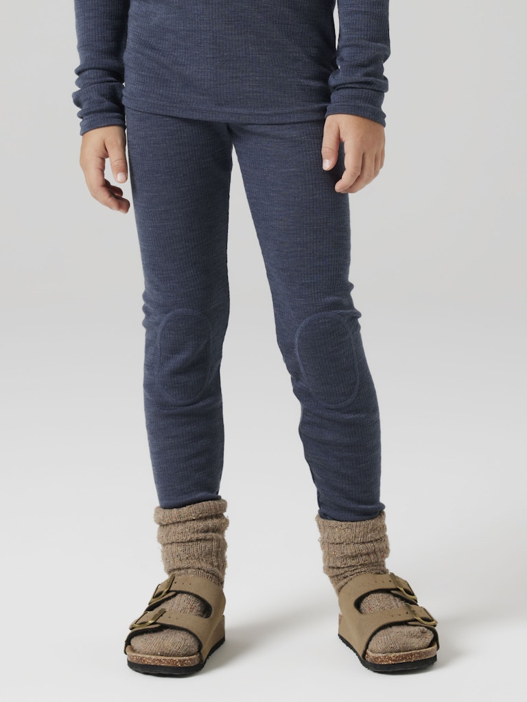 Blå långkalsonger till flicka och pojke. Underställ byxor i merinoull från Name it. Ull leggings till tjej och kille, Ullkläder till barn.
NKNWAX WOOL RIB LEGGINGS
13242138