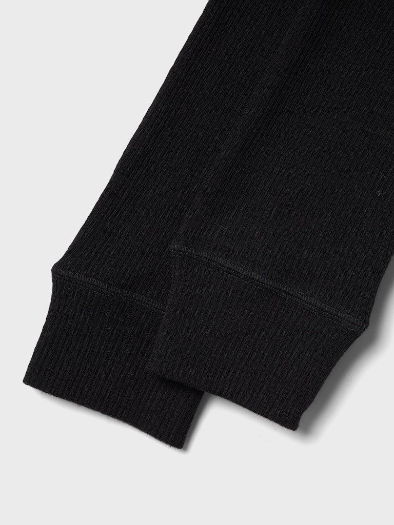 Svarta långkalsonger till flicka och pojke. Underställ byxor i merinoull från Name it. Ull leggings till tjej och kille, Ullkläder till barn.
NKNWAX WOOL RIB LEGGINGS
13242138