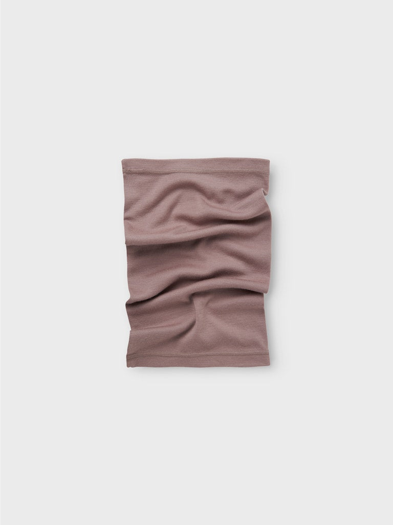 Rosa tub scarves i merino ull till flicka. Halsduk till barn och ungdom tjej i skön merinoull underställ från Name it. 
NKFWILLTO WOOL TUBE SCARF
13228545