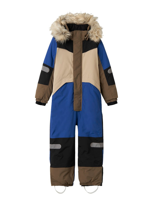 Blå och beige vinter overall till pojke. Barn overall, vinter kläder till kille, härligt blockfärgad riktigt varm overall från Nameit.
NMNSTORM12 SKI SUIT BLOCK FO
13230577