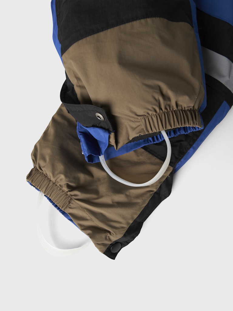 Blå och beige vinter overall till pojke. Barn overall, vinter kläder till kille, härligt blockfärgad riktigt varm overall från Nameit.
NMNSTORM12 SKI SUIT BLOCK FO
13230577