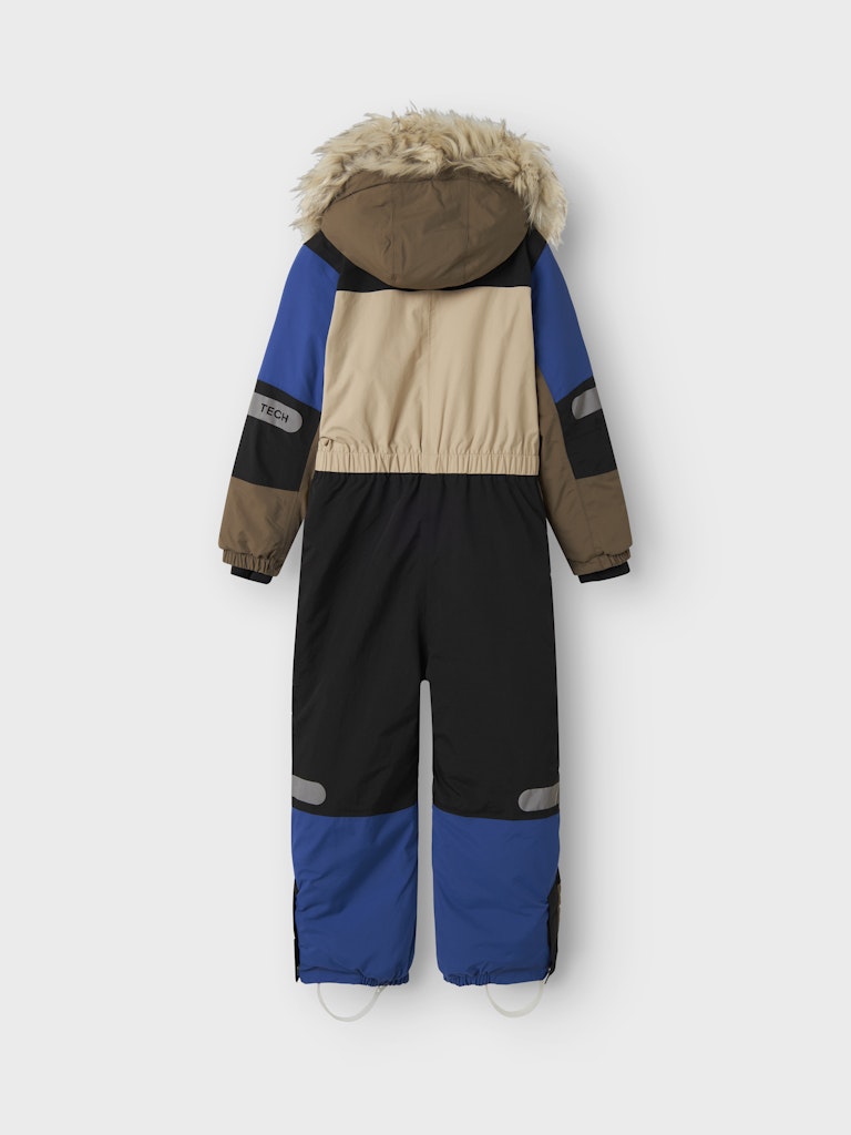 Blå och beige vinter overall till pojke. Barn overall, vinter kläder till kille, härligt blockfärgad riktigt varm overall från Nameit.
NMNSTORM12 SKI SUIT BLOCK FO
13230577