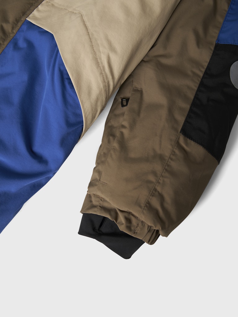 Blå och beige vinter overall till pojke. Barn overall, vinter kläder till kille, härligt blockfärgad riktigt varm overall från Nameit.
NMNSTORM12 SKI SUIT BLOCK FO
13230577