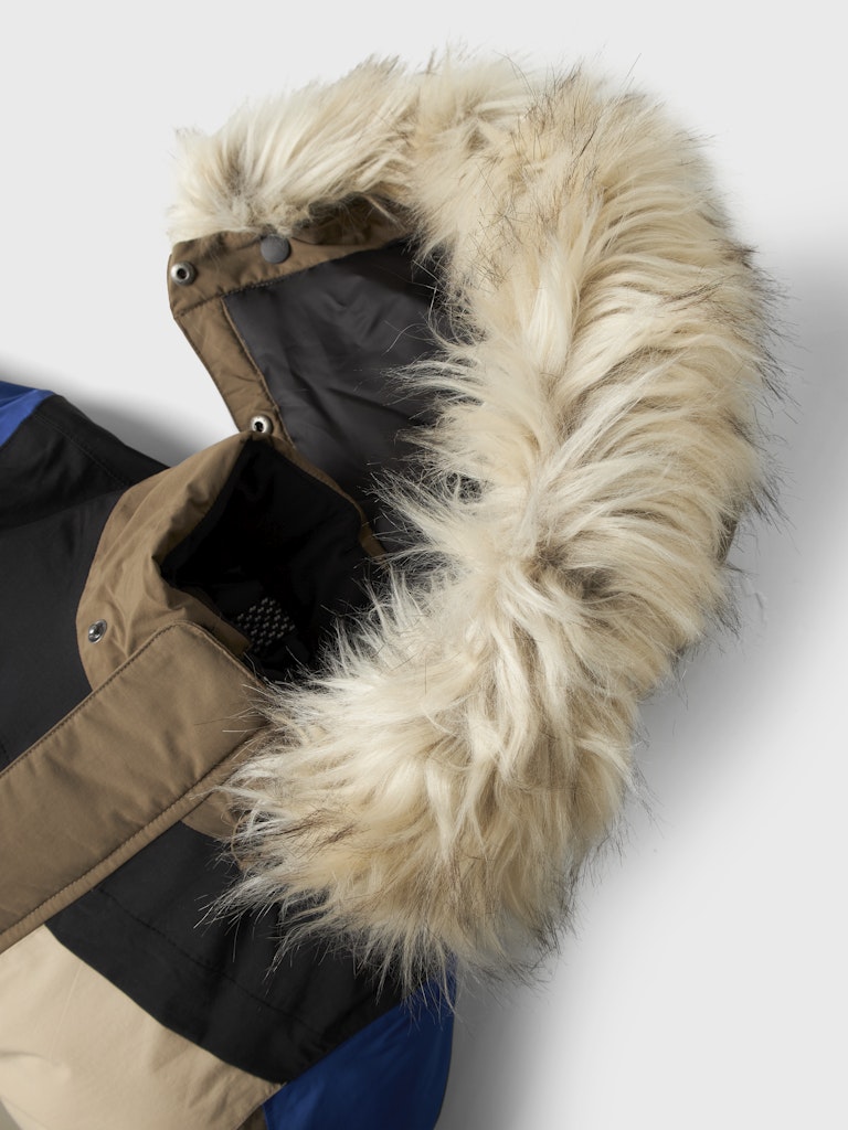 Blå och beige vinter overall till pojke. Barn overall, vinter kläder till kille, härligt blockfärgad riktigt varm overall från Nameit.
NMNSTORM12 SKI SUIT BLOCK FO
13230577