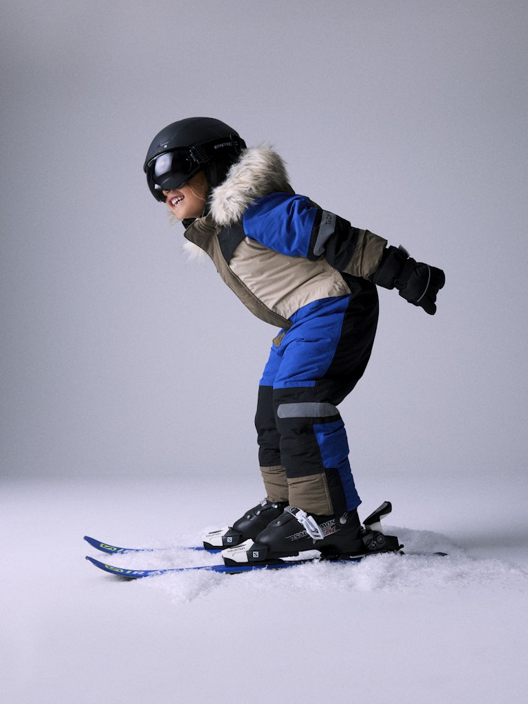 Blå och beige vinter overall till pojke. Barn overall, vinter kläder till kille, härligt blockfärgad riktigt varm overall från Nameit.
NMNSTORM12 SKI SUIT BLOCK FO
13230577