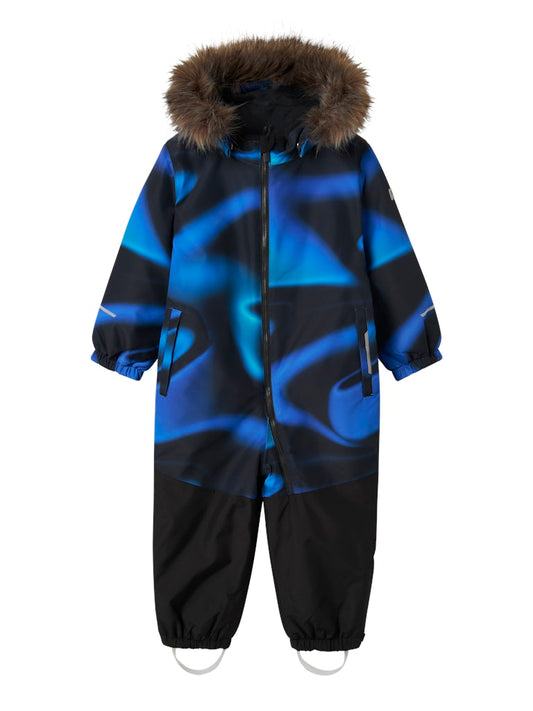 Blå svart vinter overall till barn. Skid overall till pojke i återvunnen polyester. Slitstart vinteroverall från Nameit.
NMMSNOW10 SUIT LINE AOP FO
13230695