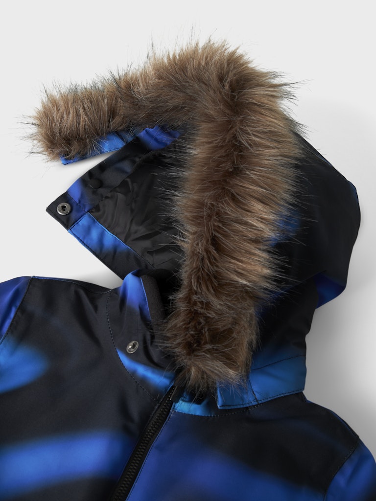 Blå svart vinter overall till barn. Skid overall till pojke i återvunnen polyester. Slitstart vinteroverall från Nameit.
NMMSNOW10 SUIT LINE AOP FO
13230695