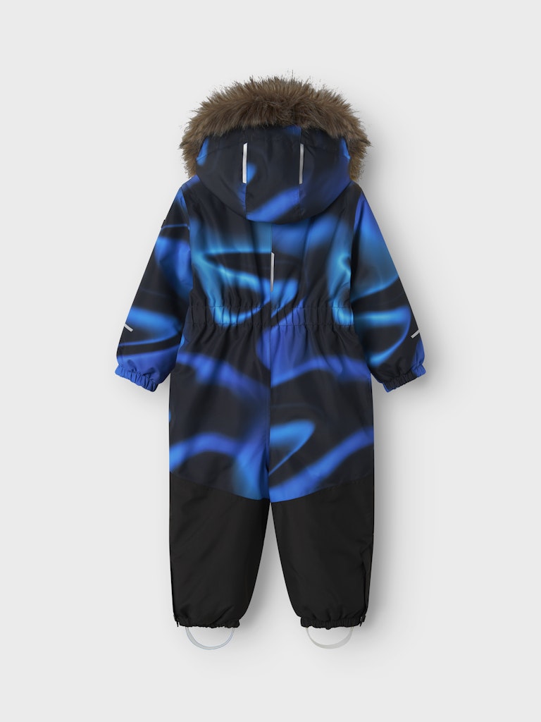 Blå svart vinter overall till barn. Skid overall till pojke i återvunnen polyester. Slitstart vinteroverall från Nameit.
NMMSNOW10 SUIT LINE AOP FO
13230695