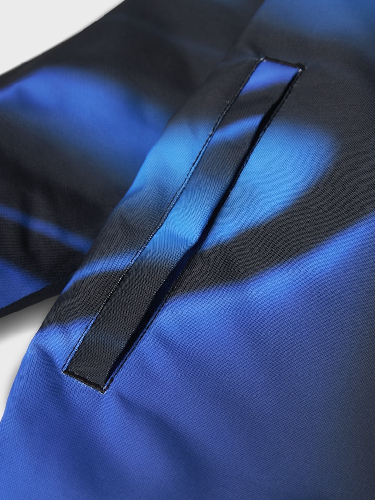 Blå svart vinter overall till barn. Skid overall till pojke i återvunnen polyester. Slitstart vinteroverall från Nameit.
NMMSNOW10 SUIT LINE AOP FO
13230695