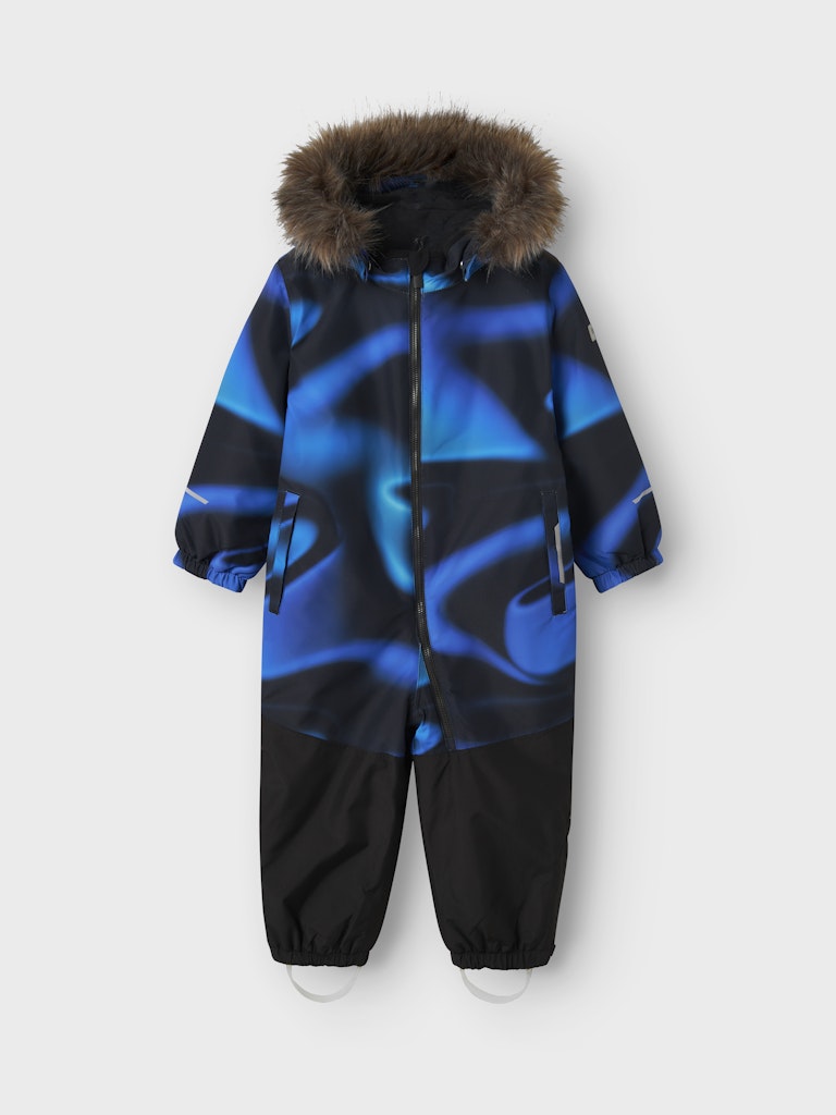 Blå svart vinter overall till barn. Skid overall till pojke i återvunnen polyester. Slitstart vinteroverall från Nameit.
NMMSNOW10 SUIT LINE AOP FO
13230695