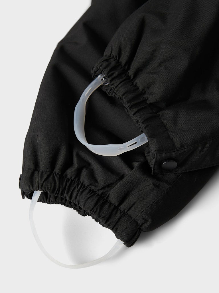 Blå svart vinter overall till barn. Skid overall till pojke i återvunnen polyester. Slitstart vinteroverall från Nameit.
NMMSNOW10 SUIT LINE AOP FO
13230695