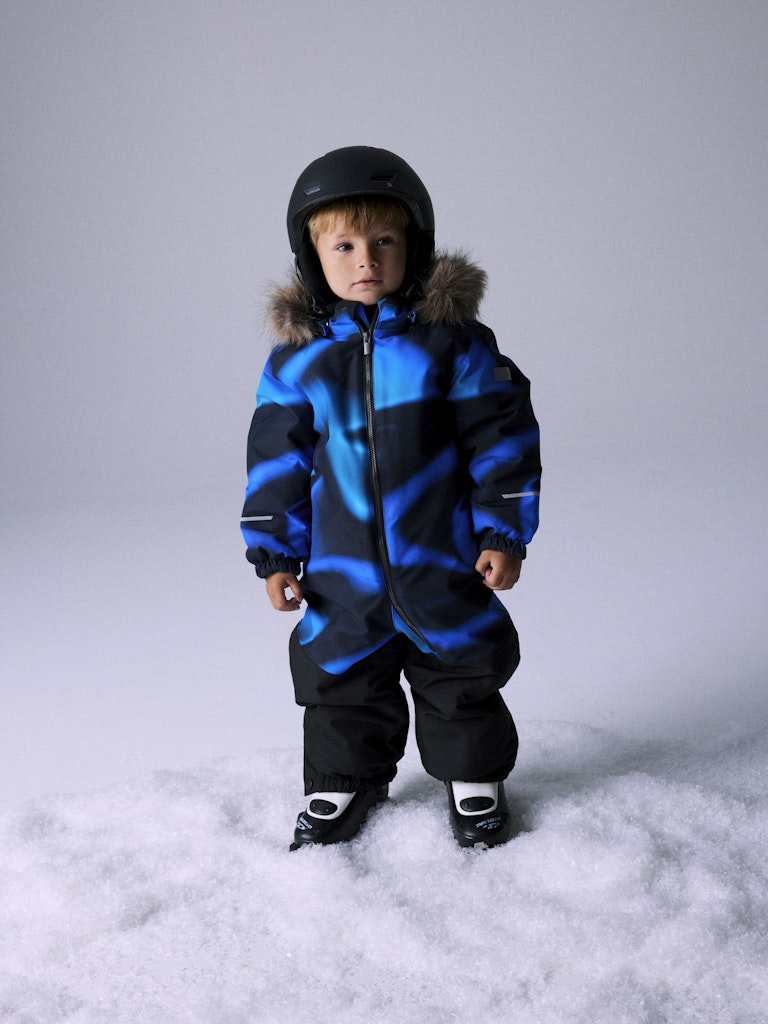 Blå svart vinter overall till barn. Skid overall till pojke i återvunnen polyester. Slitstart vinteroverall från Nameit.
NMMSNOW10 SUIT LINE AOP FO
13230695