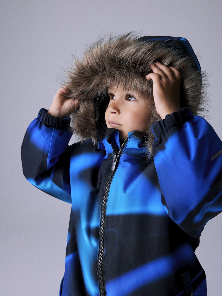 Blå svart vinter overall till barn. Skid overall till pojke i återvunnen polyester. Slitstart vinteroverall från Nameit.
NMMSNOW10 SUIT LINE AOP FO
13230695