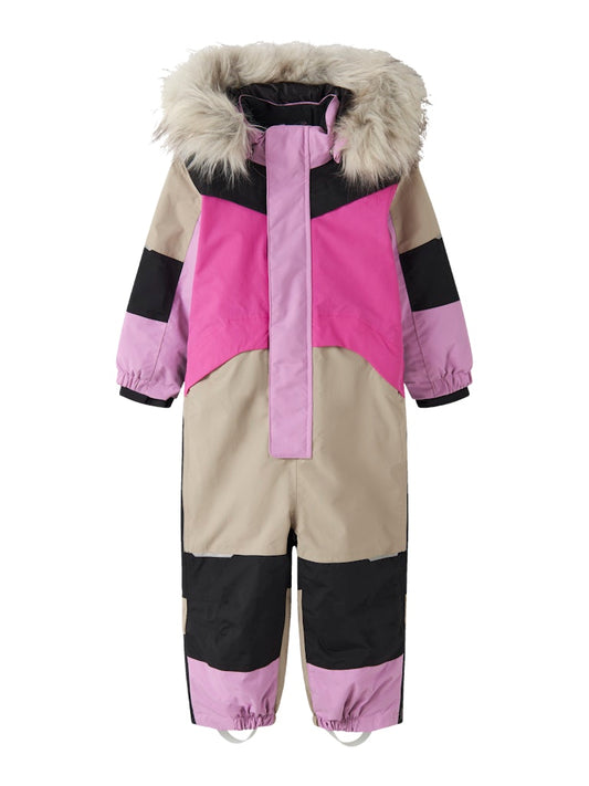 Rosa och beige vinter overall till flicka. Barn overall, vinter kläder till tjej, härligt blockfärgad riktigt varm overall från Nameit.
NMNSTORM12 SKI SUIT BLOCK FO
13230577