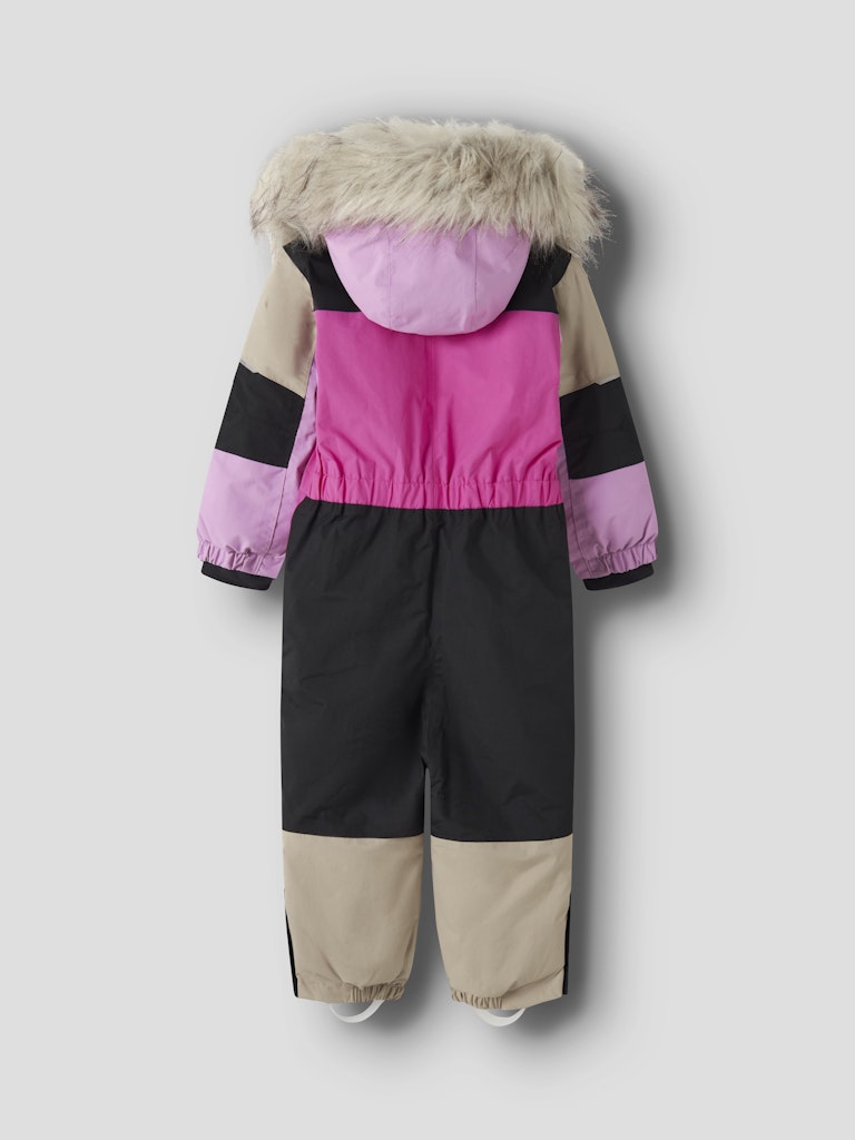 Rosa och beige vinter overall till flicka. Barn overall, vinter kläder till tjej, härligt blockfärgad riktigt varm overall från Nameit.
NMNSTORM12 SKI SUIT BLOCK FO
13230577