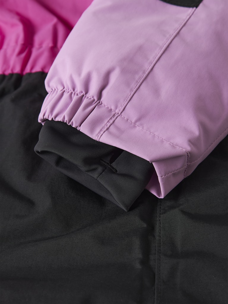 Rosa och beige vinter overall till flicka. Barn overall, vinter kläder till tjej, härligt blockfärgad riktigt varm overall från Nameit.
NMNSTORM12 SKI SUIT BLOCK FO
13230577