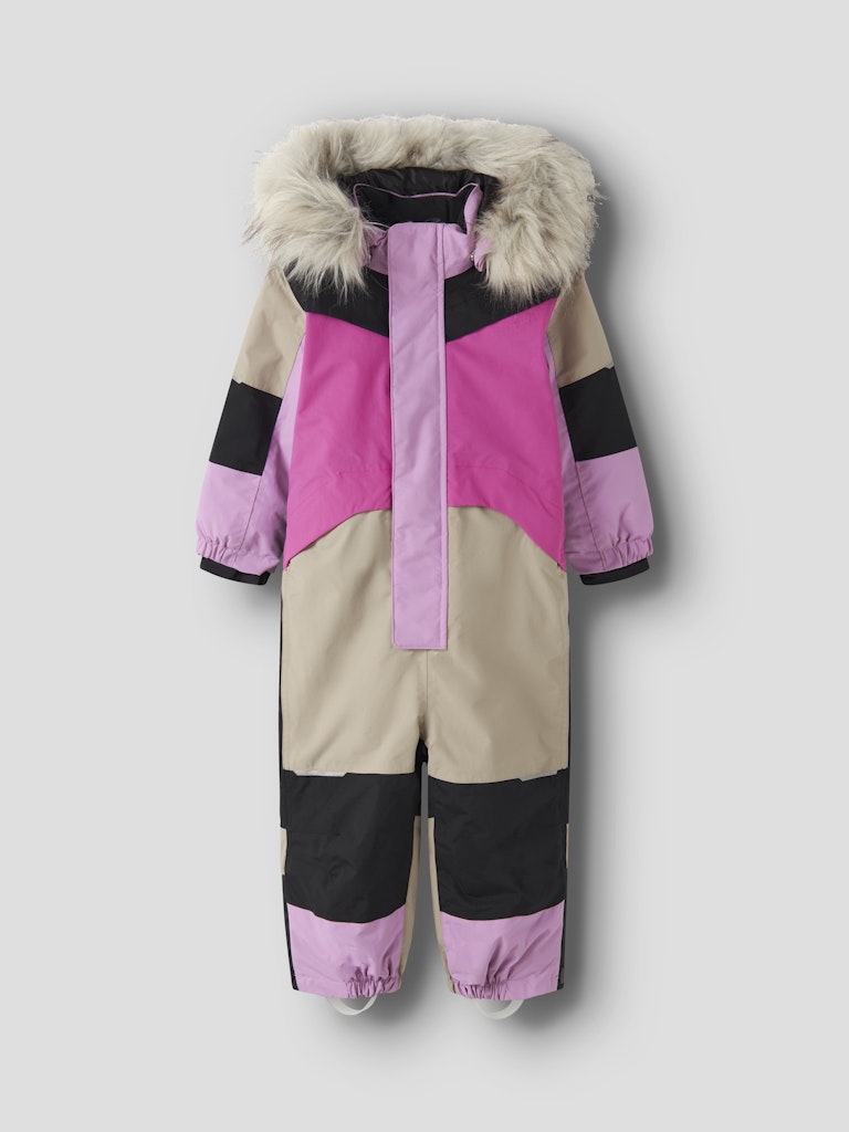 Rosa och beige vinter overall till flicka. Barn overall, vinter kläder till tjej, härligt blockfärgad riktigt varm overall från Nameit.
NMNSTORM12 SKI SUIT BLOCK FO
13230577