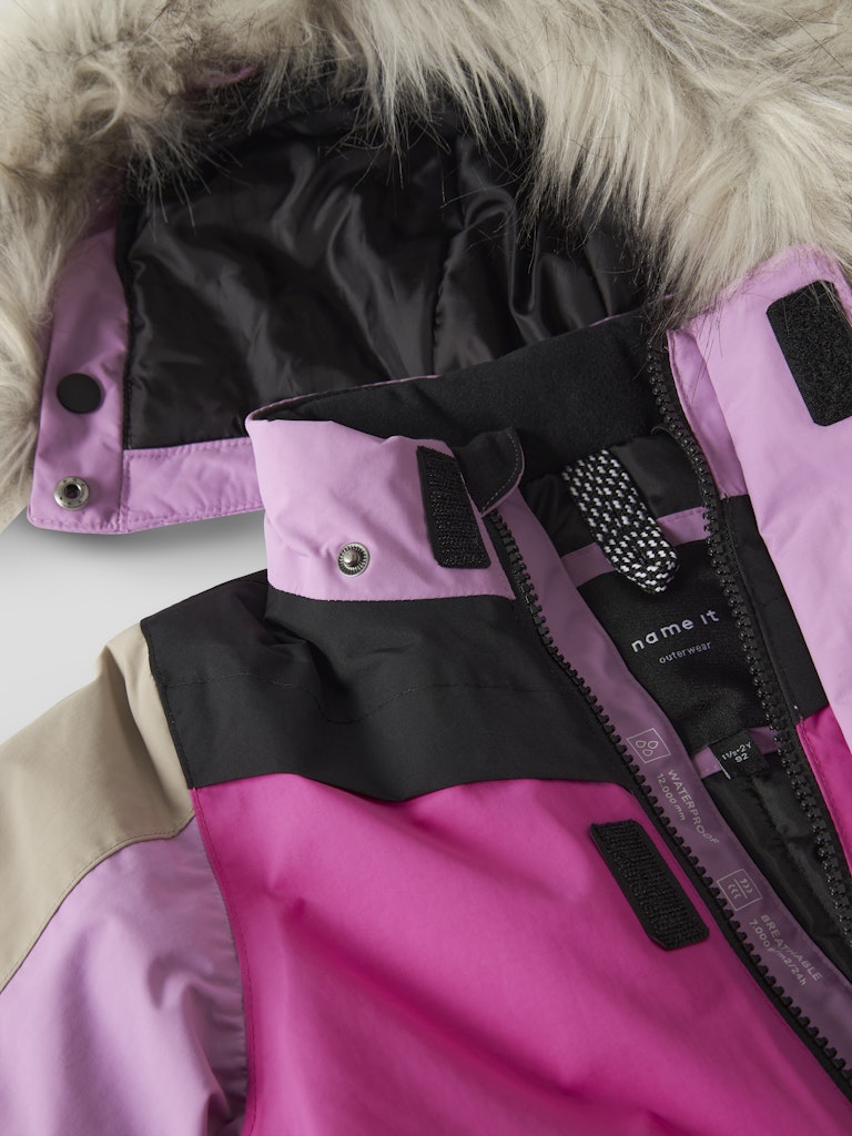 Rosa och beige vinter overall till flicka. Barn overall, vinter kläder till tjej, härligt blockfärgad riktigt varm overall från Nameit.
NMNSTORM12 SKI SUIT BLOCK FO
13230577