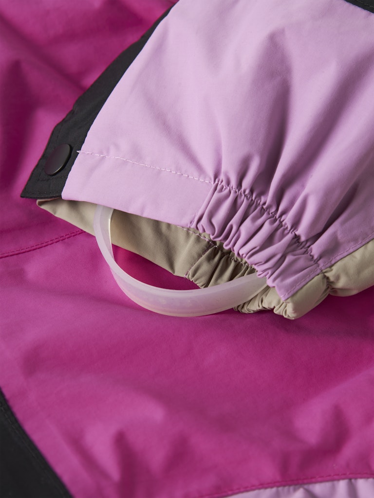 Rosa och beige vinter overall till flicka. Barn overall, vinter kläder till tjej, härligt blockfärgad riktigt varm overall från Nameit.
NMNSTORM12 SKI SUIT BLOCK FO
13230577