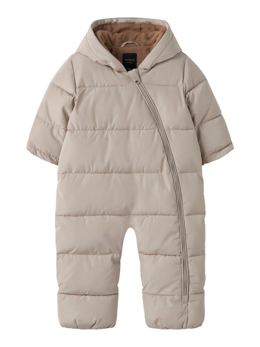 Beige enfärgad vinter overall till baby flicka och pojke. Bebis overall, varm skön barnoverall från Nameit  i återvunnet material.
NBNMEDOW03 SUIT SOLID FO
13230878