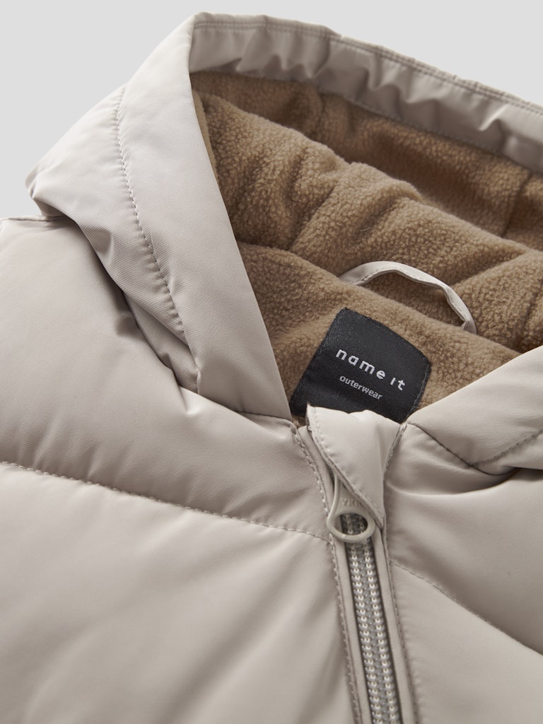 Beige enfärgad vinter overall till baby flicka och pojke. Bebis overall, varm skön barnoverall från Nameit  i återvunnet material.
NBNMEDOW03 SUIT SOLID FO
13230878