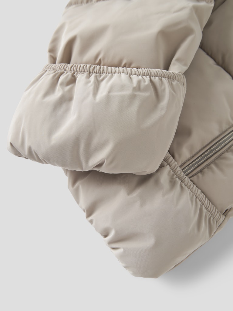 Beige enfärgad vinter overall till baby flicka och pojke. Bebis overall, varm skön barnoverall från Nameit  i återvunnet material.
NBNMEDOW03 SUIT SOLID FO
13230878