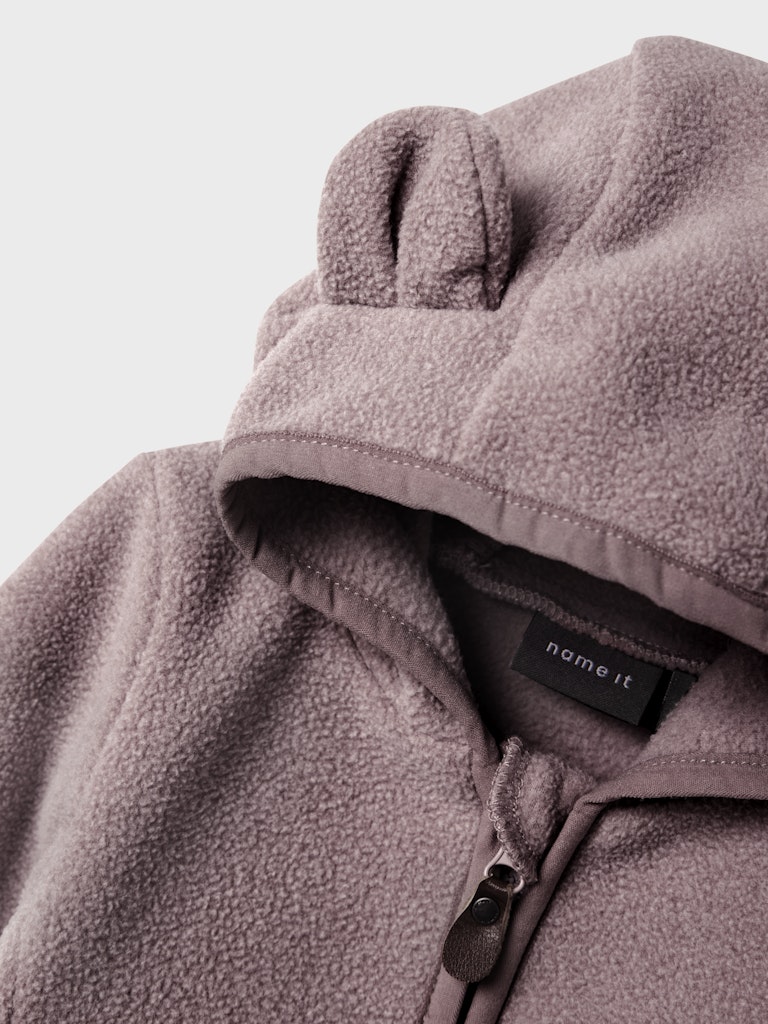 Rosa bebis fleece jacka till baby flicka. Sött fleecejacka med luva och öron.
NBNMEEKO FLEECE JACKET MELANGE
13243867