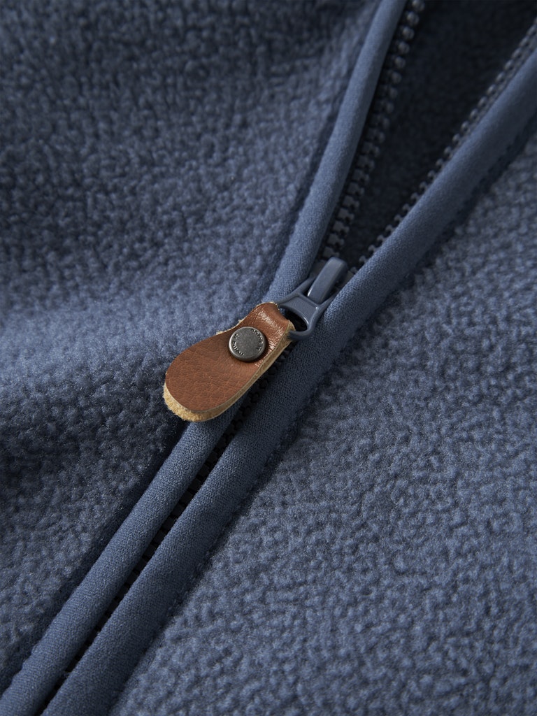 Blå bebis fleece jacka till baby pojke. Sött fleecejacka med luva och öron.
NBNMEEKO FLEECE JACKET MELANGE
13243867