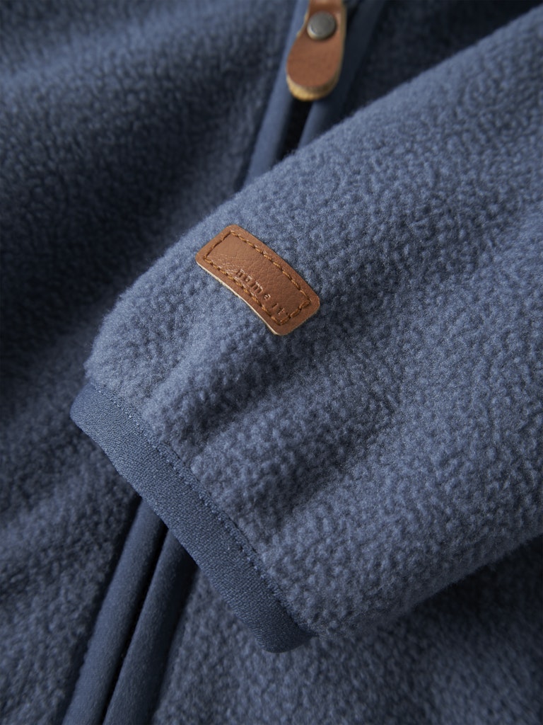 Blå bebis fleece jacka till baby pojke. Sött fleecejacka med luva och öron.
NBNMEEKO FLEECE JACKET MELANGE
13243867