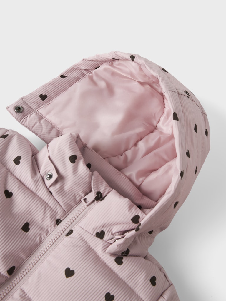 Söt rosa vinter jacka till flicka. Höst jacka med små hjärtan på från Name it.
NMFMONDAY PUFFER JACKET
13243667