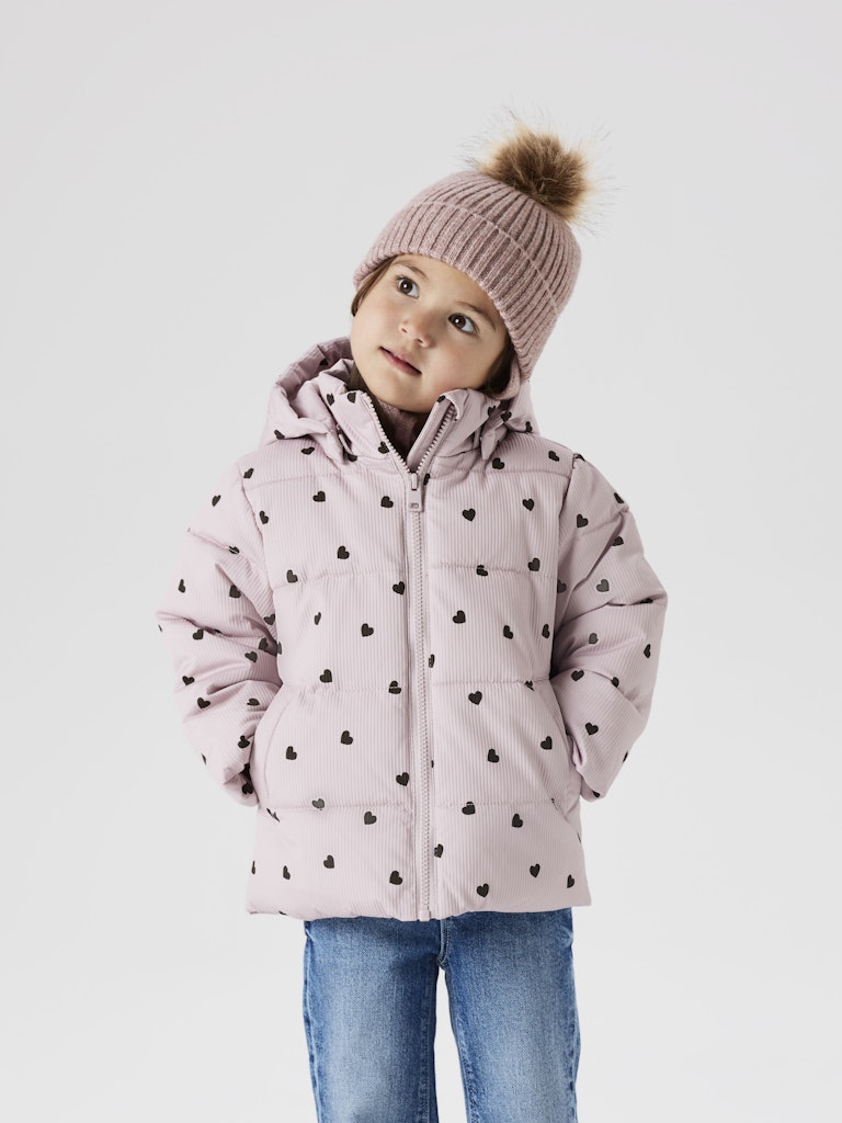 Söt rosa vinter jacka till flicka. Höst jacka med små hjärtan på från Name it.
NMFMONDAY PUFFER JACKET
13243667