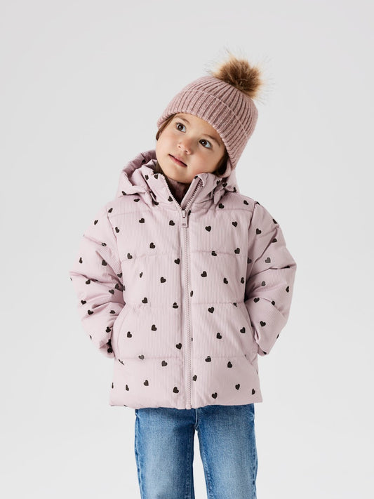 Söt rosa vinter jacka till flicka. Höst jacka med små hjärtan på från Name it.
NMFMONDAY PUFFER JACKET
13243667