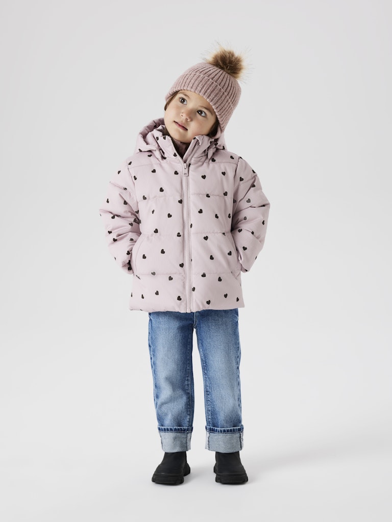 Söt rosa vinter jacka till flicka. Höst jacka med små hjärtan på från Name it.
NMFMONDAY PUFFER JACKET
13243667