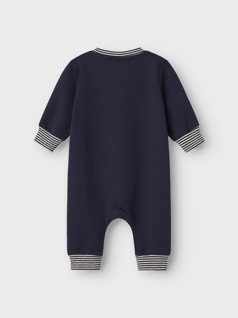 Sportig och samtidigt klassisk baby overall i sweat ekologisk bomull. Sparkdräkt, onesies i marin blå med liten nalle på till bebis pojke.
NBMKIDDY LS SWEAT SUIT UNB
13244475