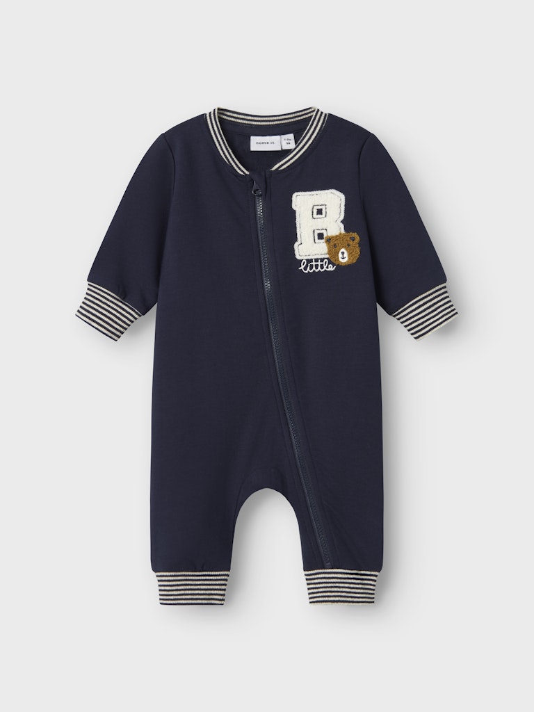 Sportig och samtidigt klassisk baby overall i sweat ekologisk bomull. Sparkdräkt, onesies i marin blå med liten nalle på till bebis pojke.
NBMKIDDY LS SWEAT SUIT UNB
13244475