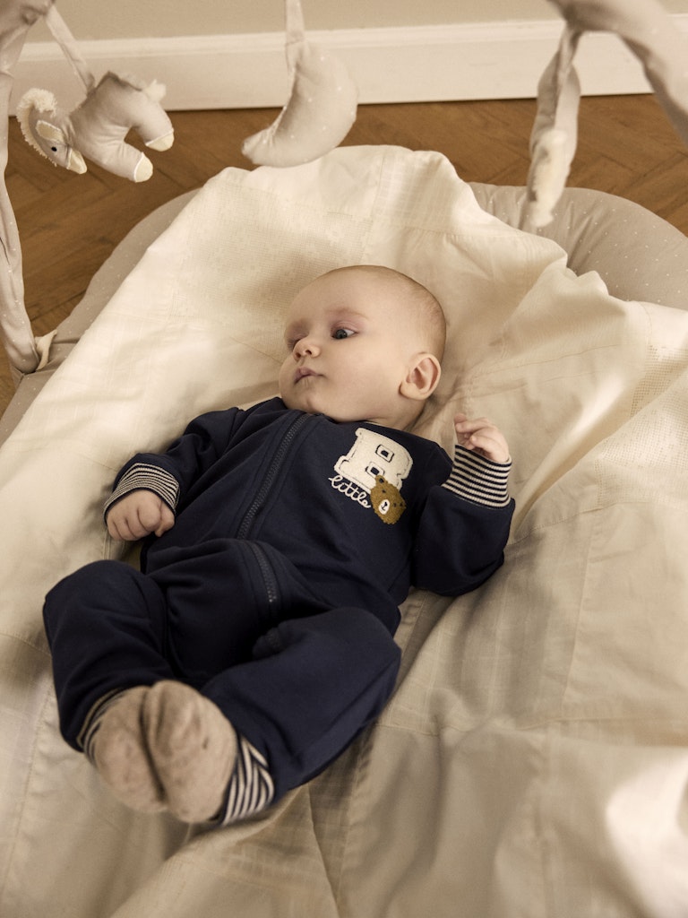 Sportig och samtidigt klassisk baby overall i sweat ekologisk bomull. Sparkdräkt, onesies i marin blå med liten nalle på till bebis pojke.
NBMKIDDY LS SWEAT SUIT UNB
13244475
