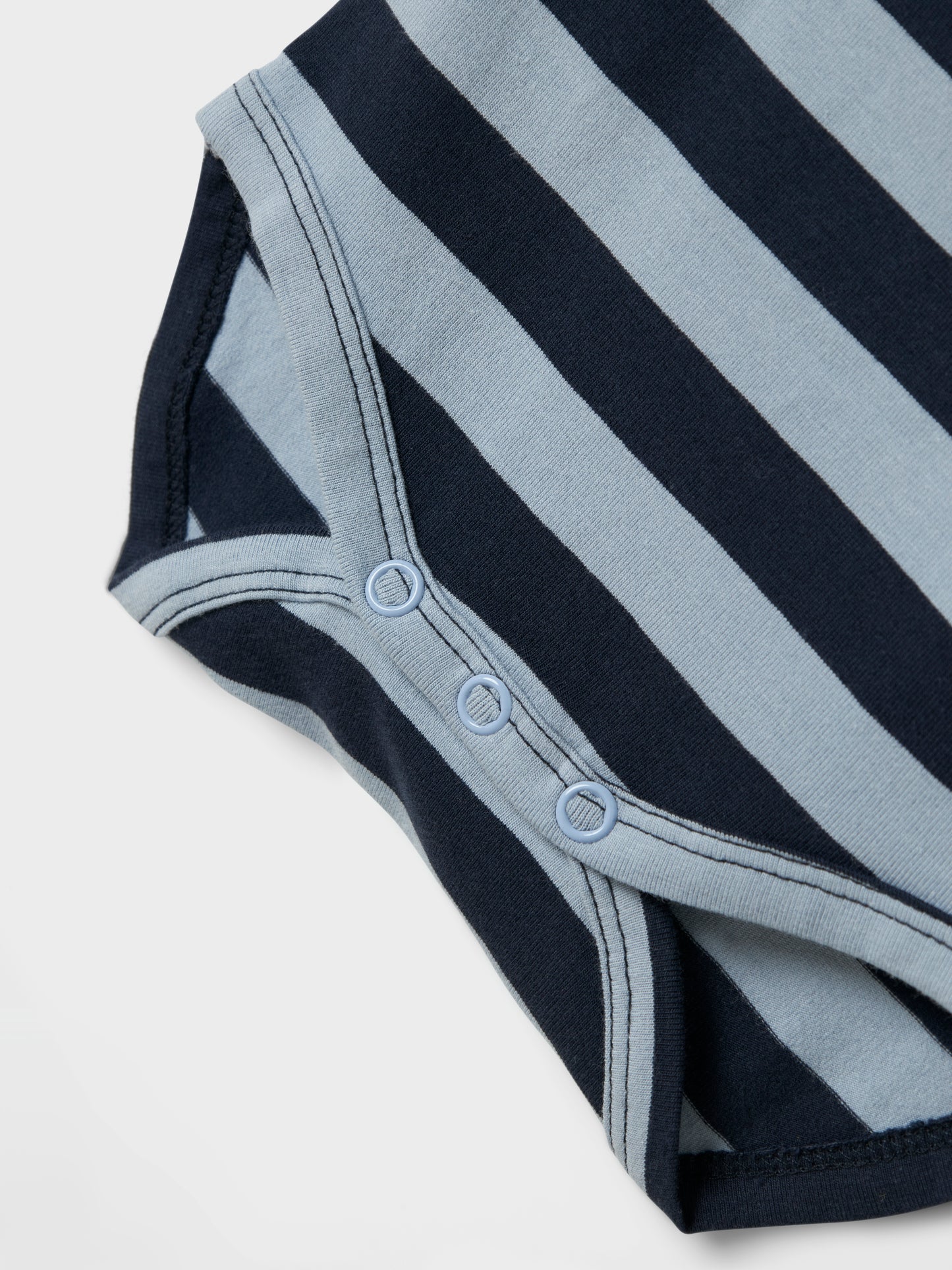 Blå randig baby body till pojke. Ekologisk bebiskläder från name it.
NBMKING LS BODY
13244591