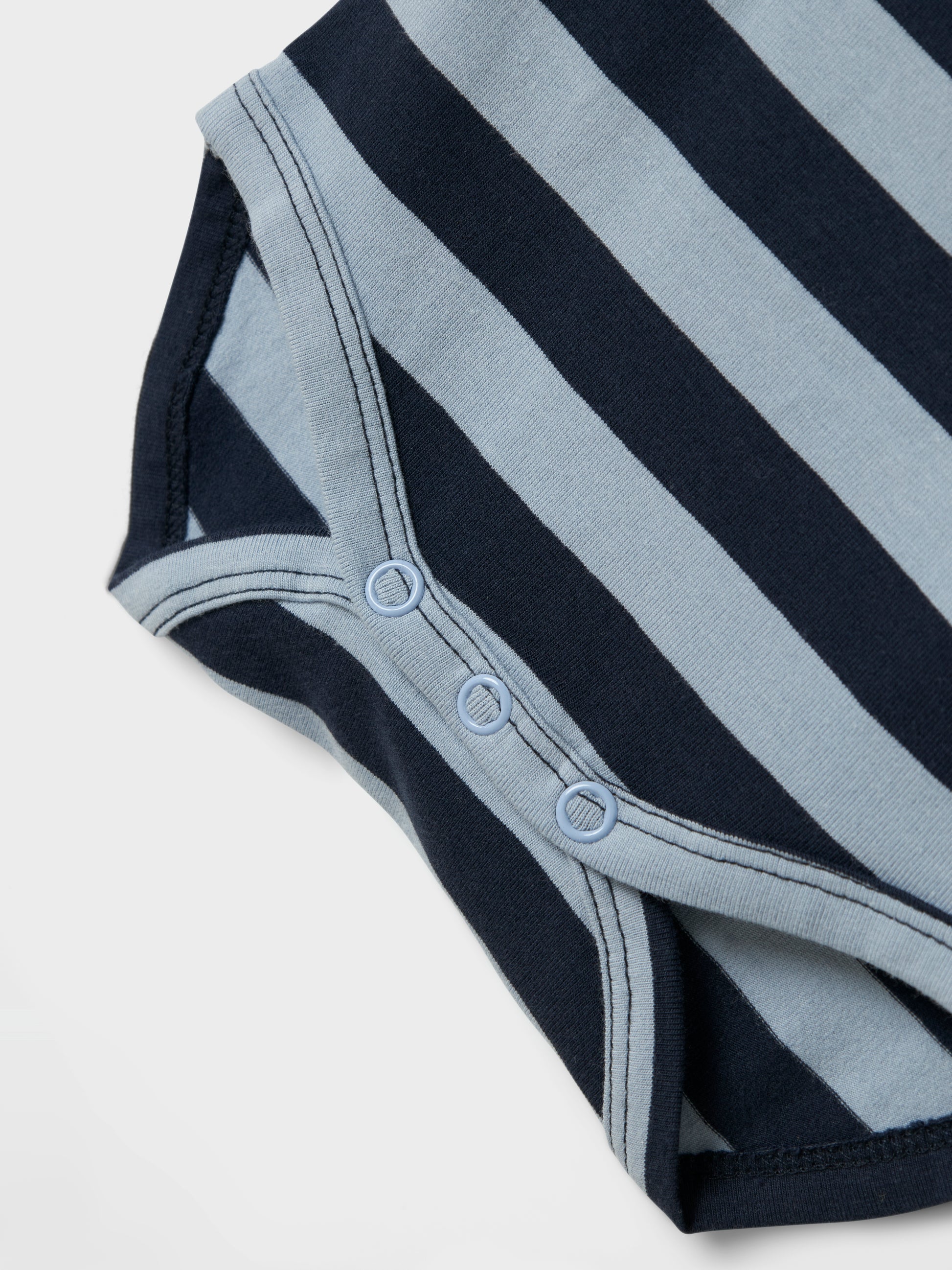 Blå randig baby body till pojke. Ekologisk bebiskläder från name it.
NBMKING LS BODY
13244591