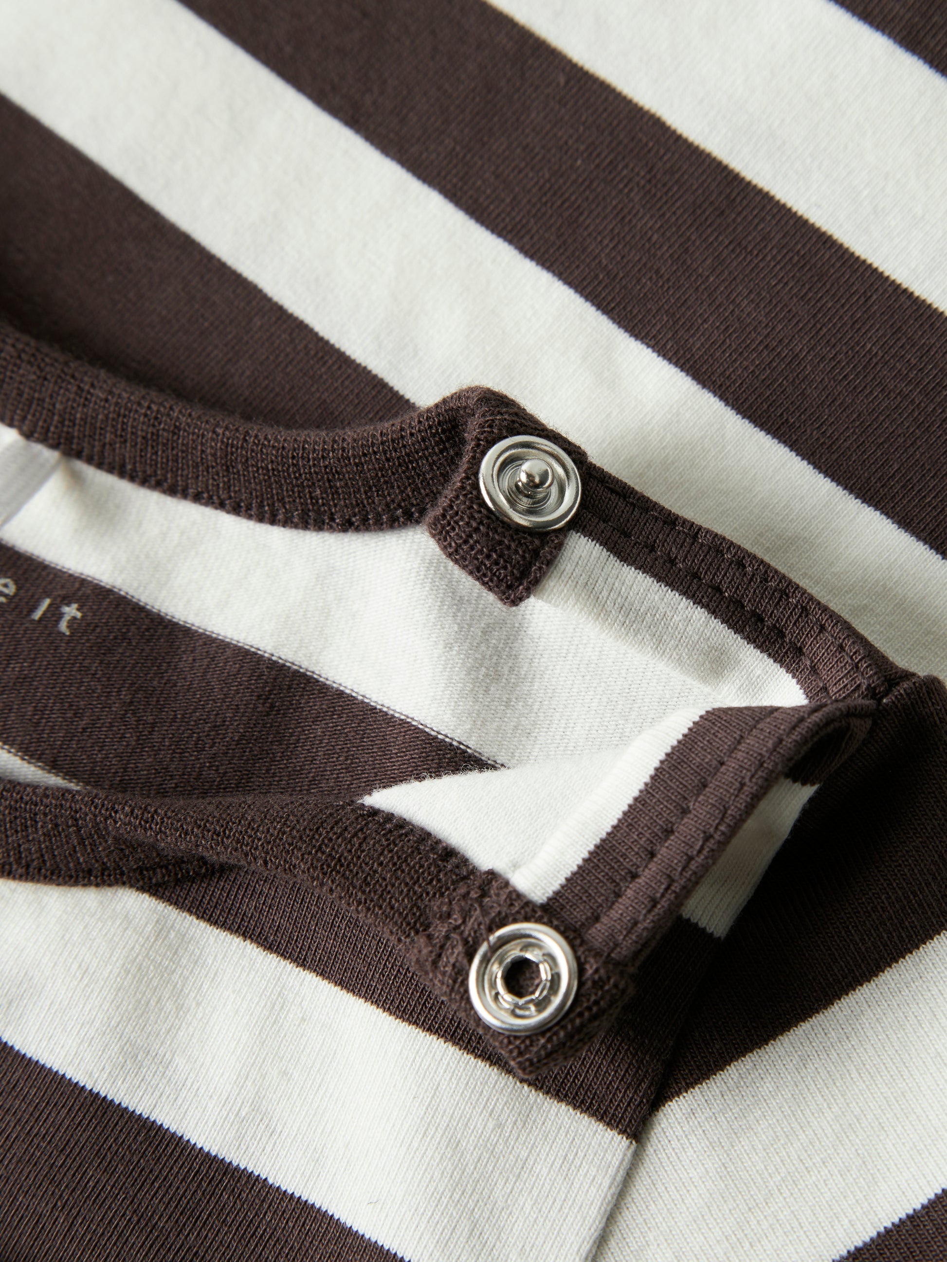 Brun och vit randig baby body till pojke. Ekologisk bebiskläder från name it.
NBMKING LS BODY
13244591