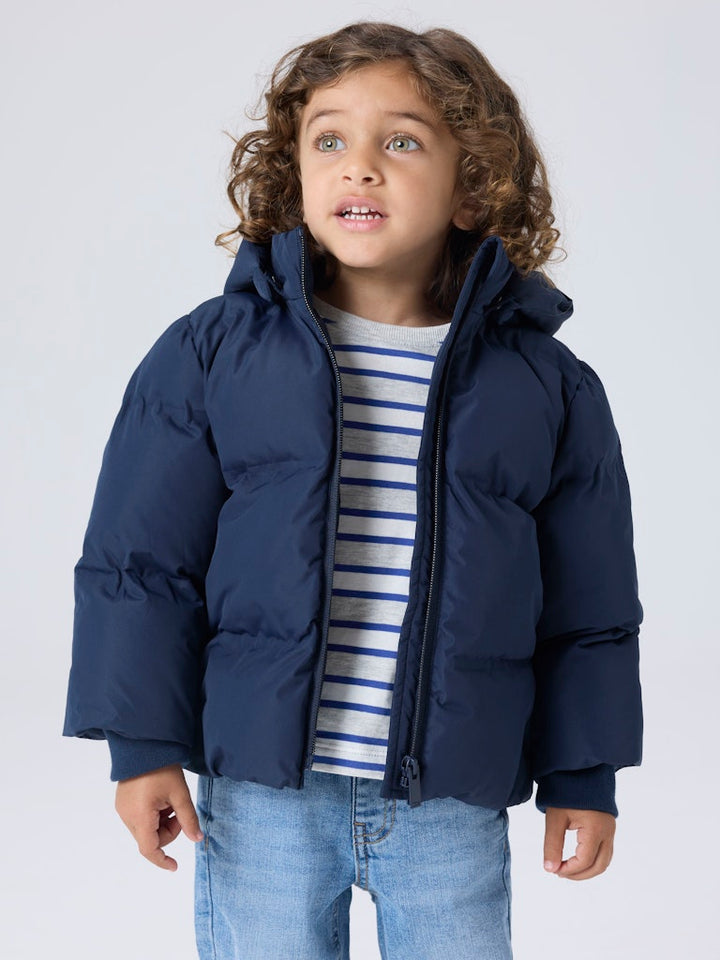Blå puffer vinter jacka till flicka och pojke. Unisex jacka varm och skön barn jacka.
NMNMUSK PUFFER JACKET TB NOOS
13244886