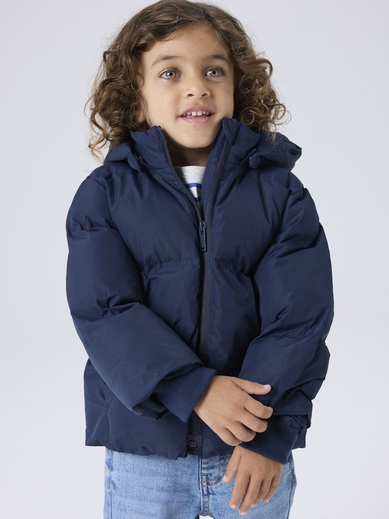 Blå puffer vinter jacka till flicka och pojke. Unisex jacka varm och skön barn jacka.
NMNMUSK PUFFER JACKET TB NOOS
13244886