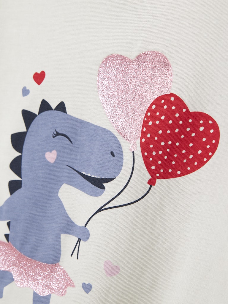 Vit kortärmad t-shirt till flicka. Topp med dinosaurie på, söt tjej tröja i ekologisk bomull från Name it.
NMFKATINKA SS NREG TOP PB
13244912