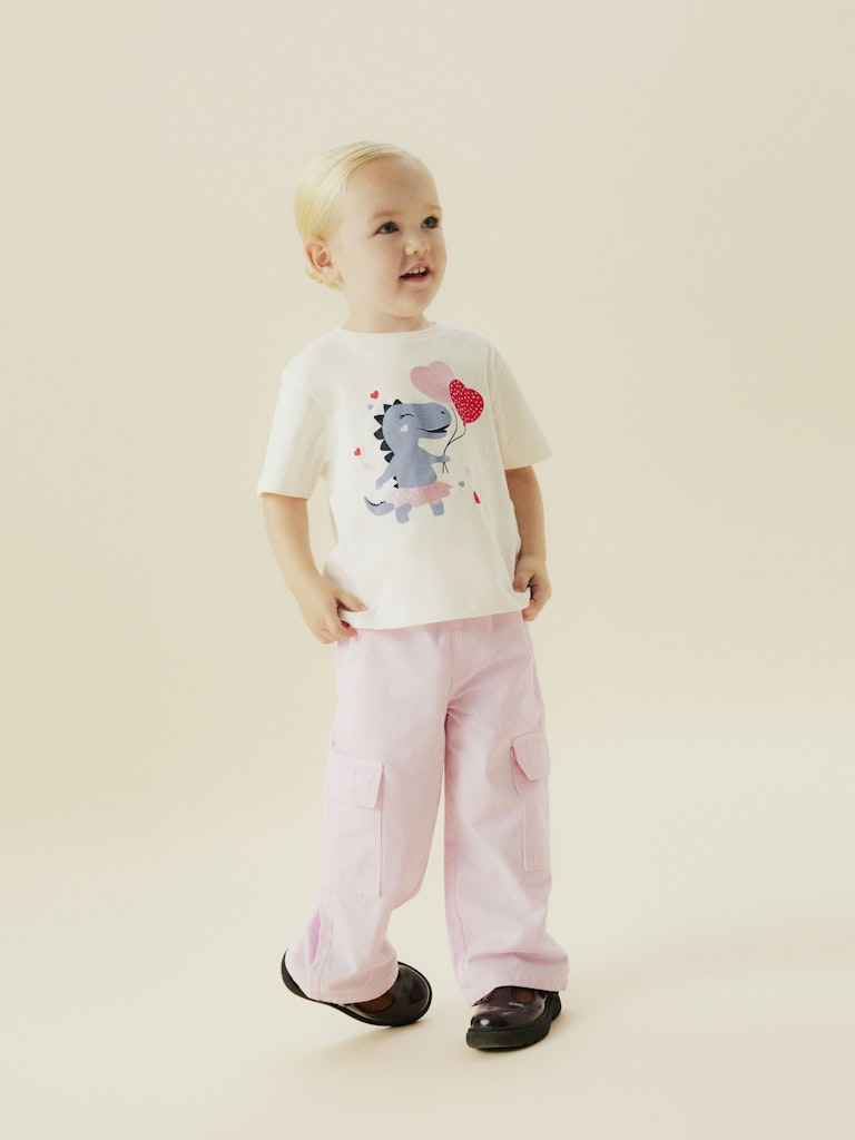 Vit kortärmad t-shirt till flicka. Topp med dinosaurie på, söt tjej tröja i ekologisk bomull från Name it.
NMFKATINKA SS NREG TOP PB
13244912